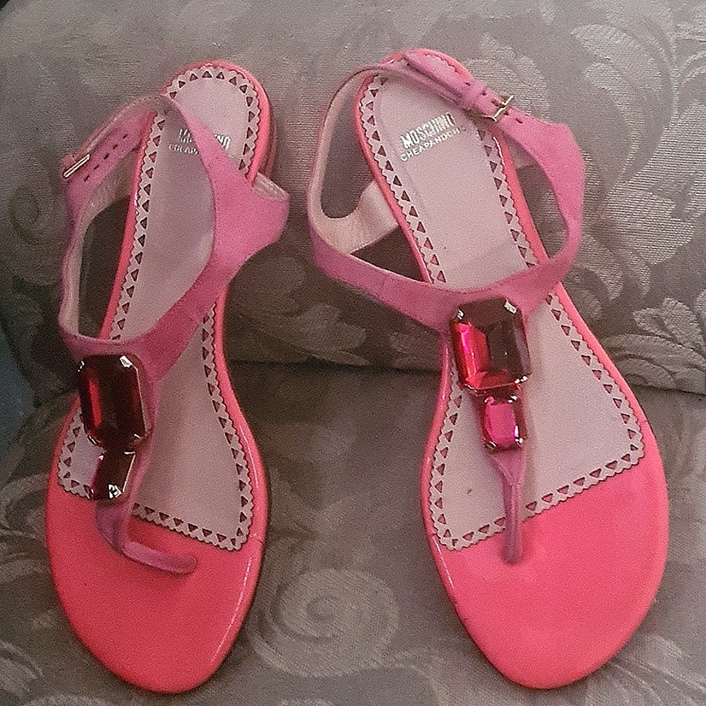 Authentic Moschino sandals. Flats . Size 40 eu . Ruby Worn twice. Bundle deals